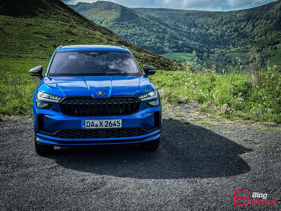 La face avant du nouveau Skoda Kodiaq, avec sa calandre discrètement illuminée.