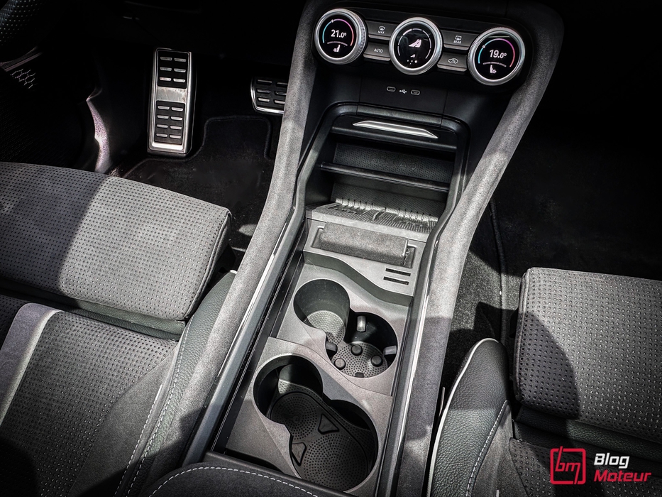 La console centrale est libérée du levier de vitesse, et profite d'une "Phone Box", et de pratiques porte-gobelets.