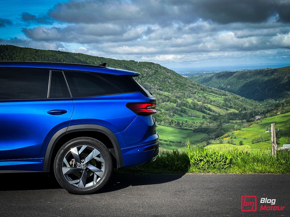 Le montant D reçoit un traitement différent : noir laqué sur Sportline, en alu brossé sur Sélection.