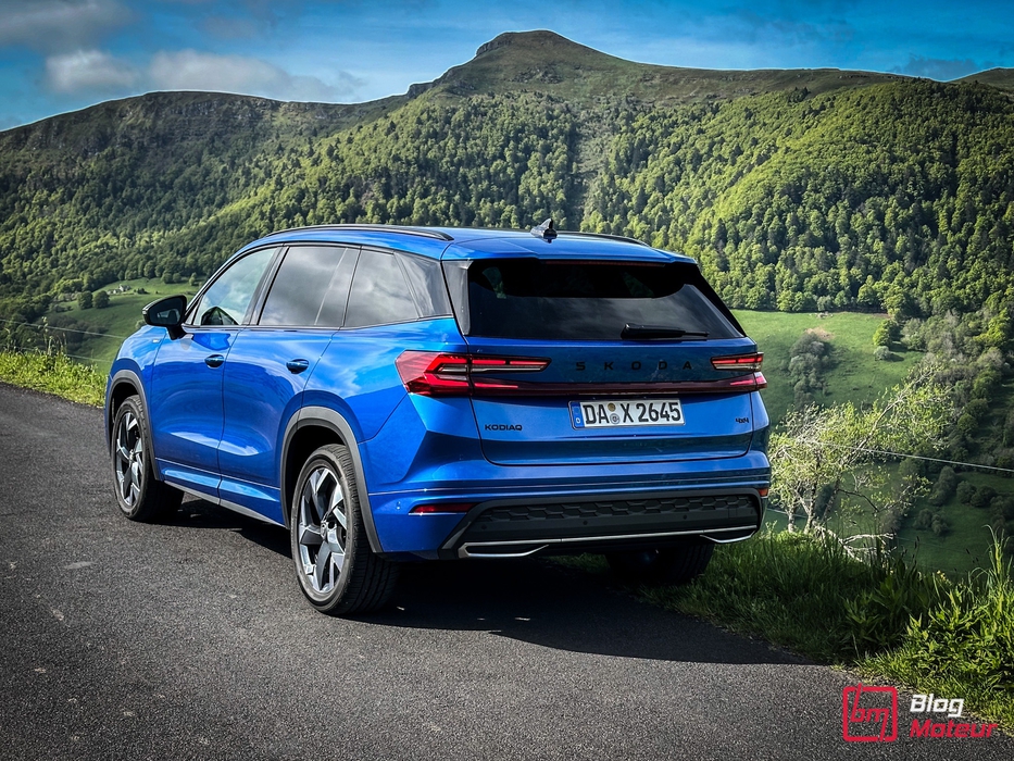 Principale évolution à l'arrière de ce nouveau Skoda Kodiaq (2024), les feux à LED en forme de C.